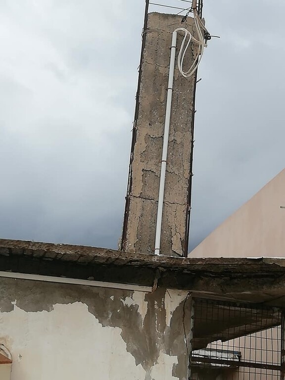 Εικόνες σοκ! Κατέρρευσε μέρος του γηπέδου του Ηρόδοτου (photos)