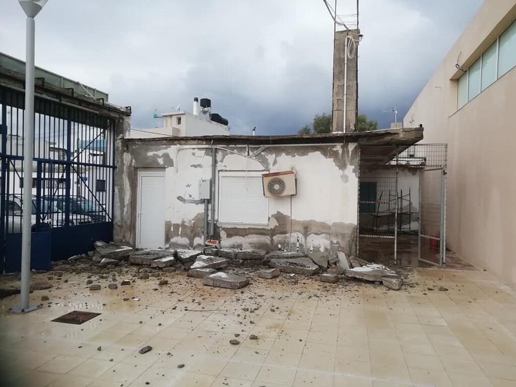 Εικόνες σοκ! Κατέρρευσε μέρος του γηπέδου του Ηρόδοτου (photos)