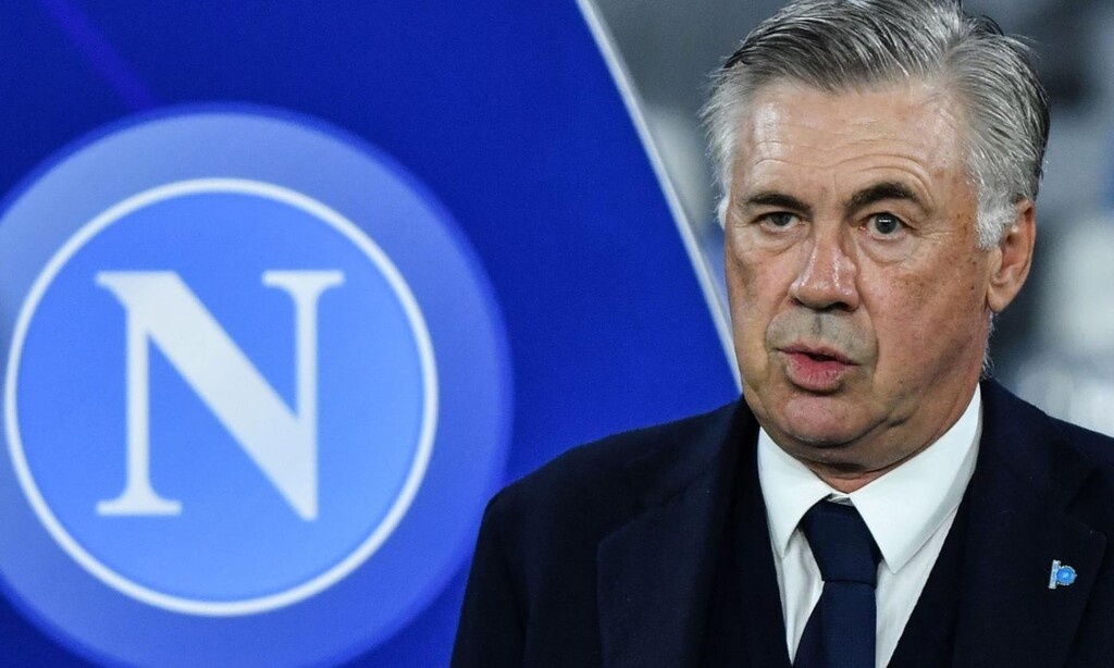 Και δεν γίνεται να κοιτάξει προς την Ιταλία και να μην σκεφτεί τους ποδοσφαιριστές που είχε στην προηγούμενή του ομάδα, τη Νάπολι. Ένας, αποτελεί και τον διακαή πόθο του Αντσελότι.