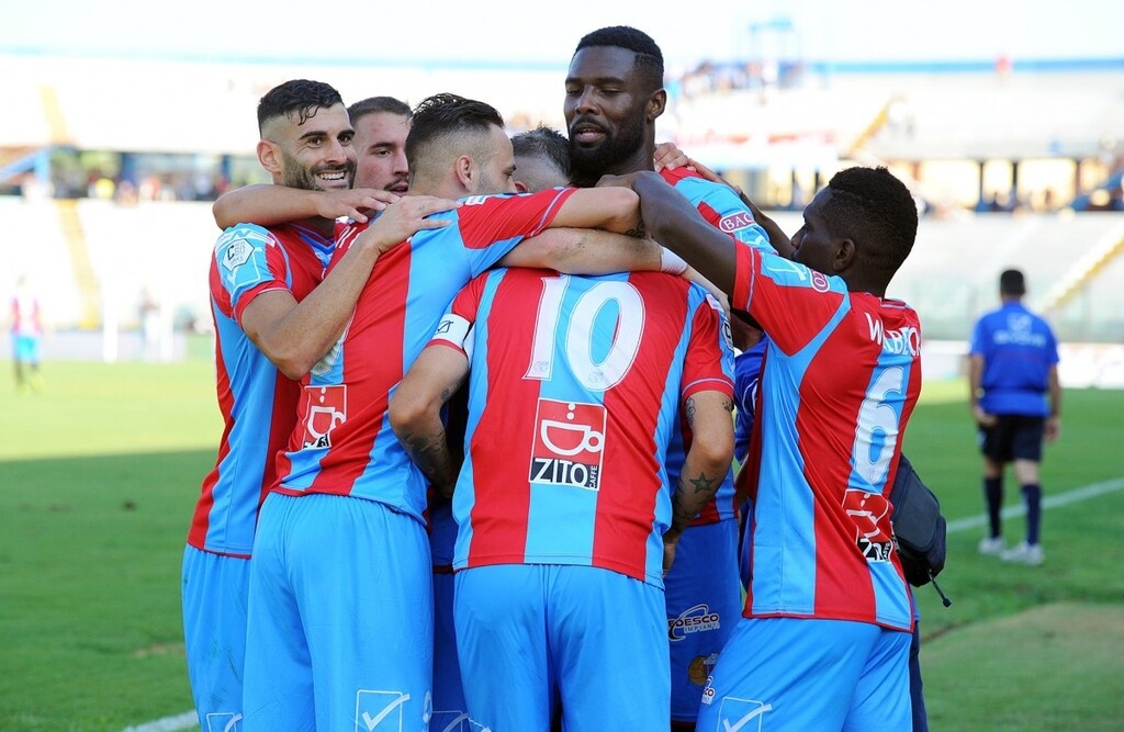 Τα οικονομικά δεδομένα του συλλόγου πάνε από το κακό στο χειρότερο και σύμφωνα με όσα μεταφέρουν οι Ιταλοί, η διοίκηση ζήτησε από τους δέκα παίκτες με τα υψηλότερα συμβόλαια να βρουν ομάδες ώστε να αποχωρήσουν καθώς δεν μπορούν να τα... σηκώσουν.