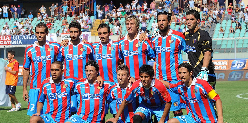 Μιλάμε φυσικά για την Κατάνια, που μετά τον υποβιβασμό της το 2015 για εμπλοκή σε στημένα παιχνίδια, βολοδέρνει στην τρίτη κατηγορία του ιταλικού πρωταθλήματος. Η ομάδα δεν μπορεί να ορθοποδήσει και η κατάσταση στην οποία βρίσκεται είναι τραγική.