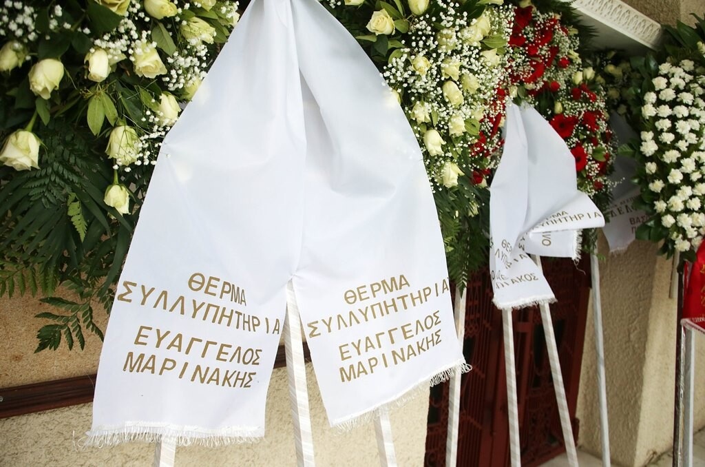 Συγκίνηση στην κηδεία του Ηλία Ρωσίδη – Με τη σημαία του Ολυμπιακού στην τελευταία κατοικία (photos)