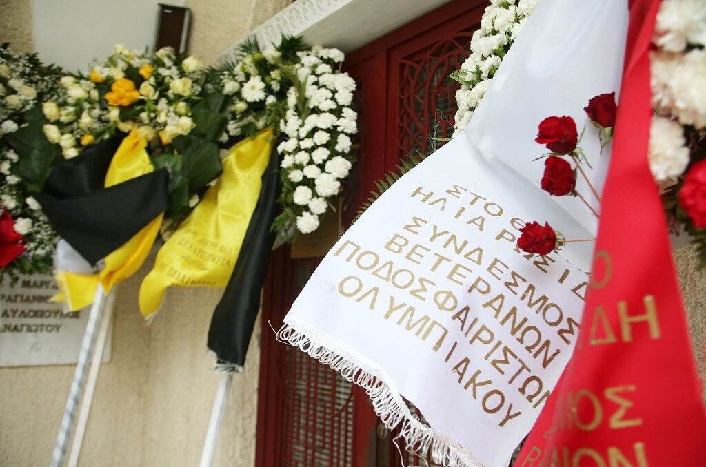 Συγκίνηση στην κηδεία του Ηλία Ρωσίδη – Με τη σημαία του Ολυμπιακού στην τελευταία κατοικία (photos)