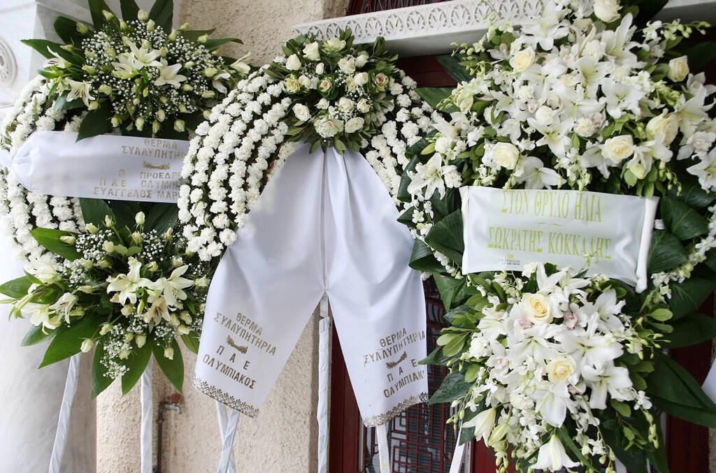 Συγκίνηση στην κηδεία του Ηλία Ρωσίδη – Με τη σημαία του Ολυμπιακού στην τελευταία κατοικία (photos)