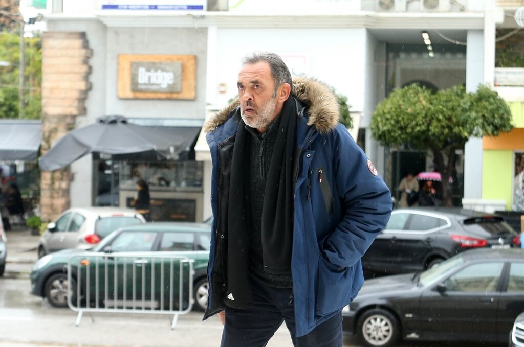 Συγκίνηση στην κηδεία του Ηλία Ρωσίδη – Με τη σημαία του Ολυμπιακού στην τελευταία κατοικία (photos)