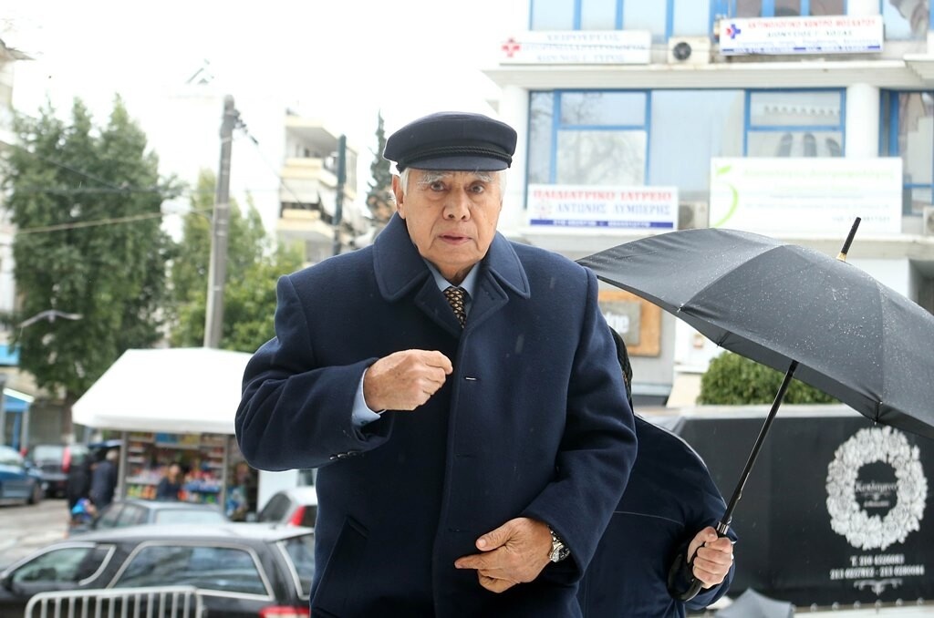 Συγκίνηση στην κηδεία του Ηλία Ρωσίδη – Με τη σημαία του Ολυμπιακού στην τελευταία κατοικία (photos)