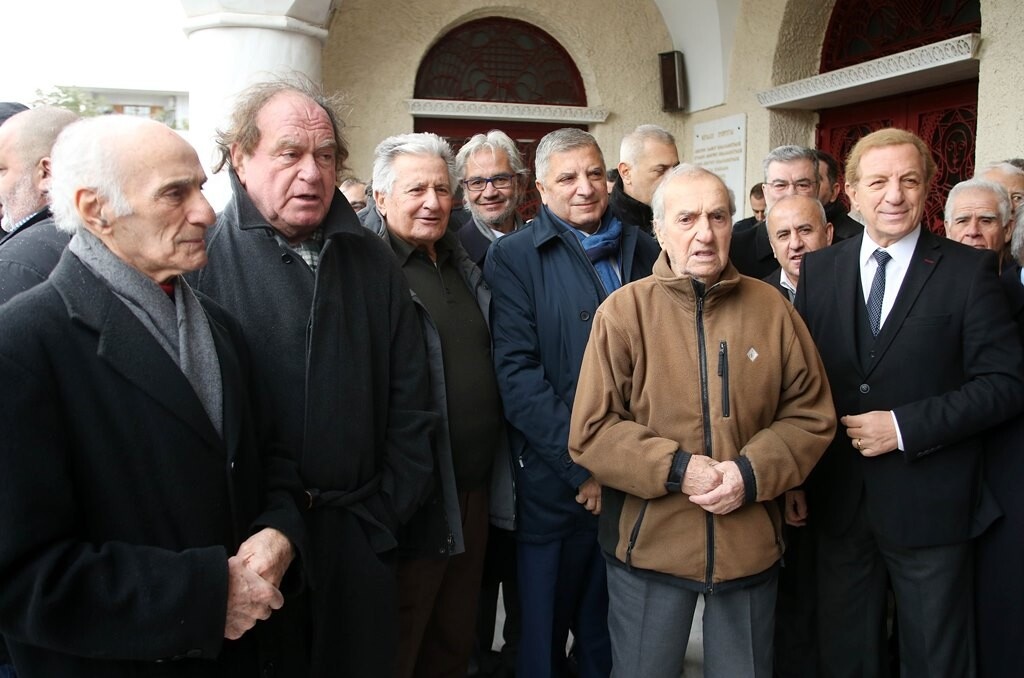 Συγκίνηση στην κηδεία του Ηλία Ρωσίδη – Με τη σημαία του Ολυμπιακού στην τελευταία κατοικία (photos)