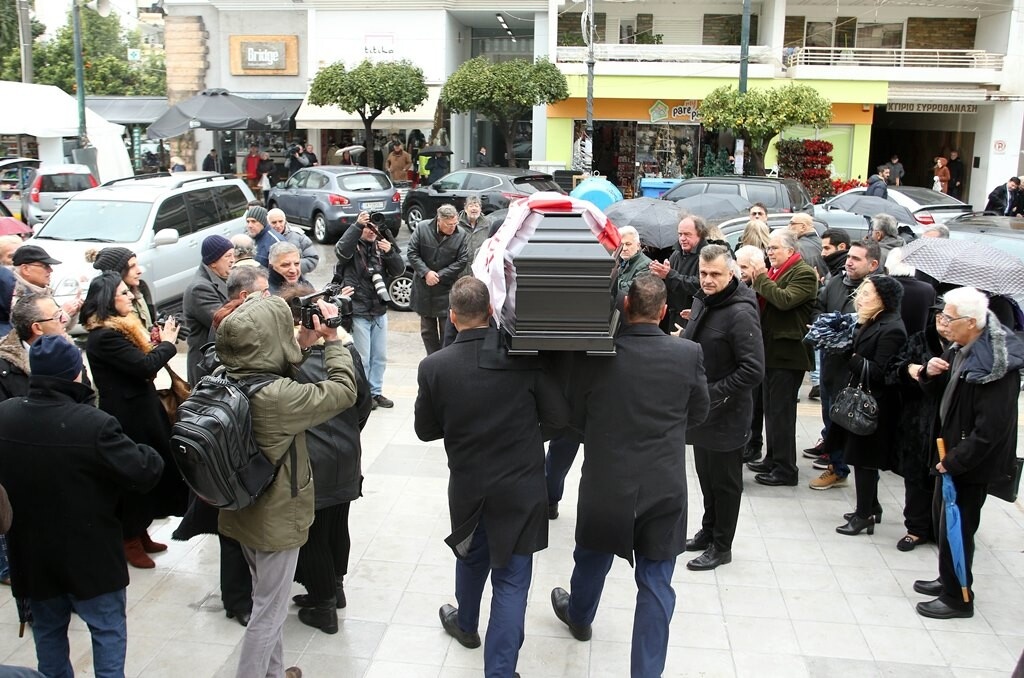 Συγκίνηση στην κηδεία του Ηλία Ρωσίδη – Με τη σημαία του Ολυμπιακού στην τελευταία κατοικία (photos)