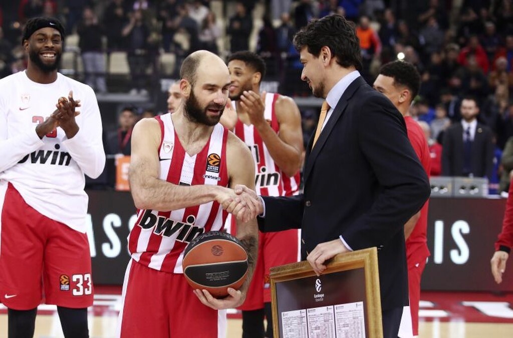 Η στιγμή που ο Σπανούλης βραβεύεται από την Euroleague