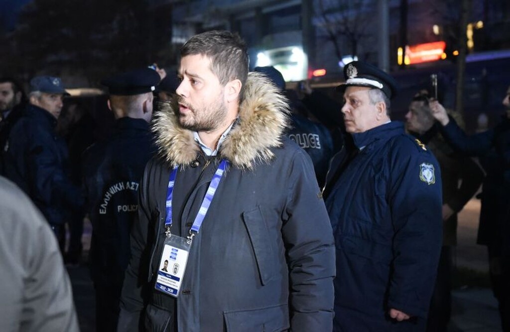 Άρης – ΠΑΟΚ: Φωτοβολίδα στην άφιξη των φιλοξενούμενων (photos)