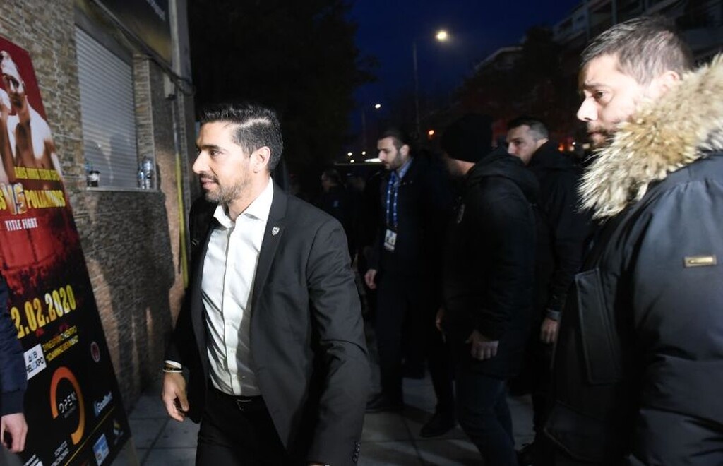 Άρης – ΠΑΟΚ: Φωτοβολίδα στην άφιξη των φιλοξενούμενων (photos)