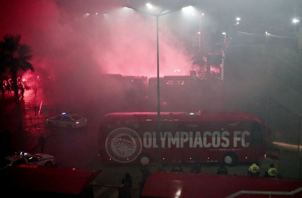 Ολυμπιακός – Παναθηναϊκός: «Πάρτι» στην αρχή, δακρυγόνα και ένταση στη συνέχεια (video+photos)