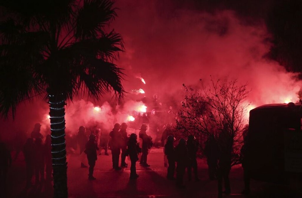 Ολυμπιακός – Παναθηναϊκός: «Πάρτι» στην αρχή, δακρυγόνα και ένταση στη συνέχεια (video+photos)