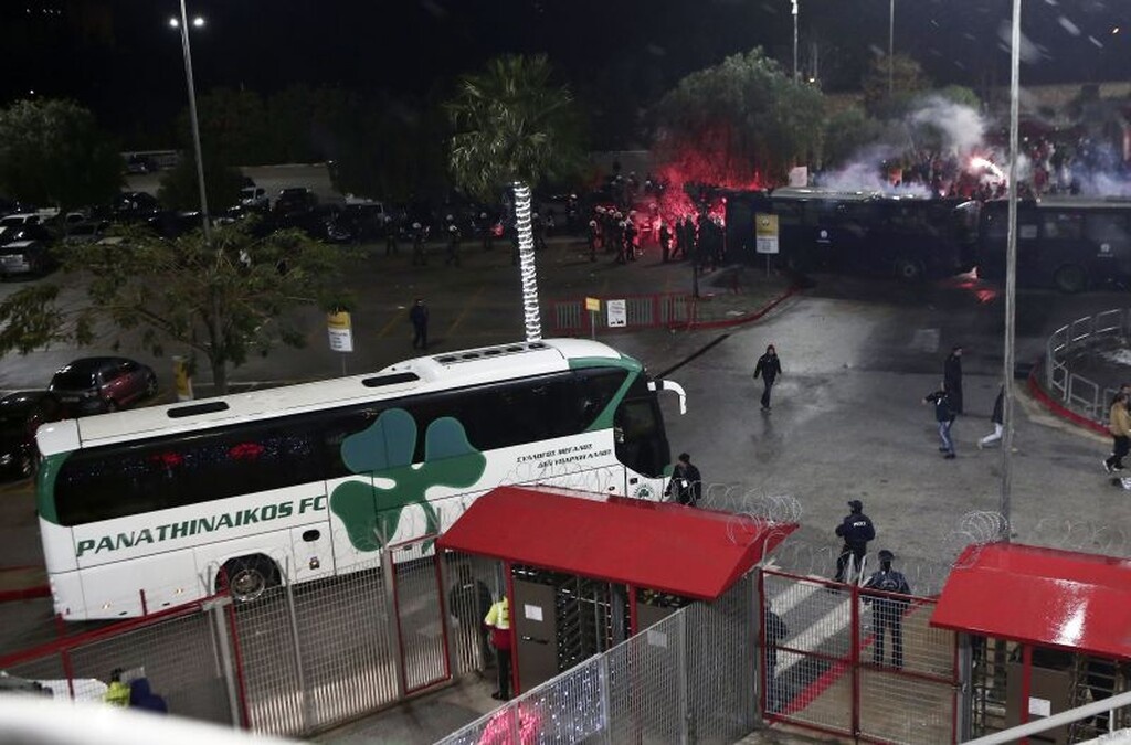 Ολυμπιακός – Παναθηναϊκός: «Πάρτι» στην αρχή, δακρυγόνα και ένταση στη συνέχεια (video+photos)