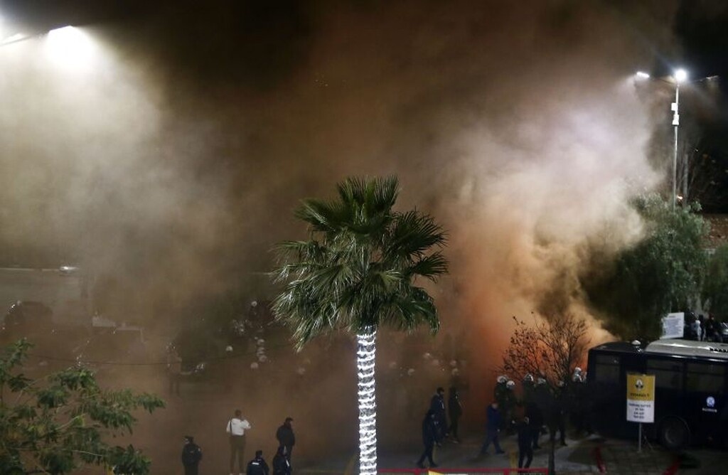 Ολυμπιακός – Παναθηναϊκός: «Πάρτι» στην αρχή, δακρυγόνα και ένταση στη συνέχεια (video+photos)