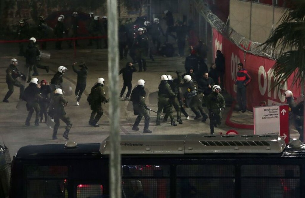 Ολυμπιακός – Παναθηναϊκός: «Πάρτι» στην αρχή, δακρυγόνα και ένταση στη συνέχεια (video+photos)