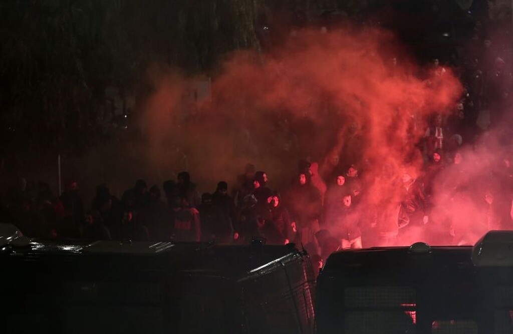 Ολυμπιακός – Παναθηναϊκός: «Πάρτι» στην αρχή, δακρυγόνα και ένταση στη συνέχεια (video+photos)