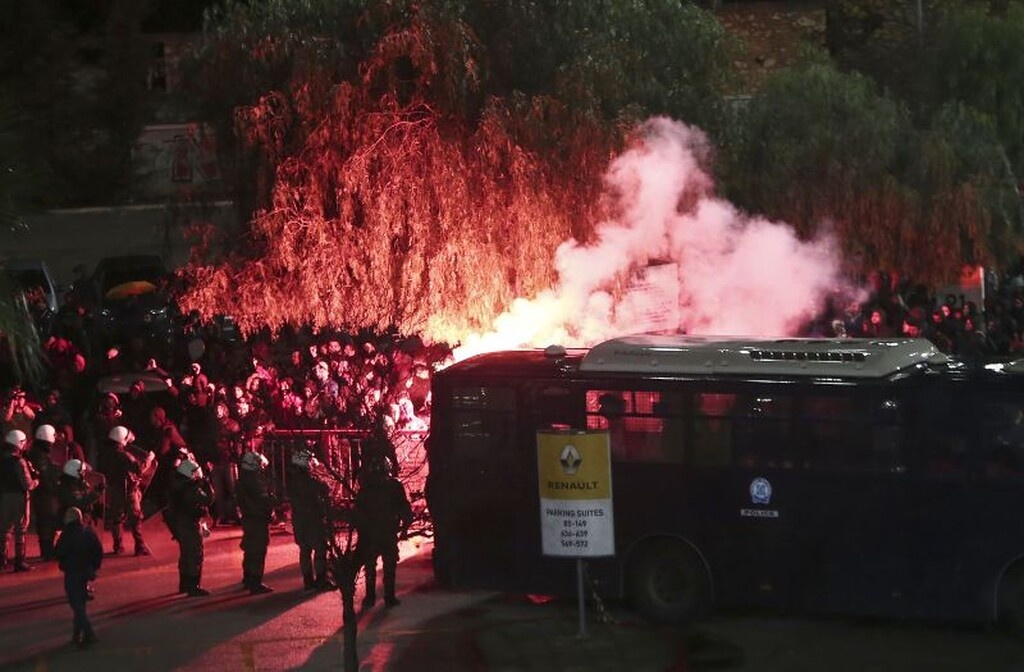 Ολυμπιακός – Παναθηναϊκός: Δακρυγόνα στο «Γεώργιος Καραϊσκάκης»