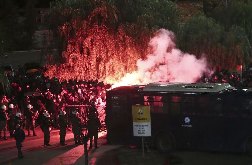 Ολυμπιακός – Παναθηναϊκός: «Πάρτι» στην αρχή, δακρυγόνα και ένταση στη συνέχεια (video+photos)