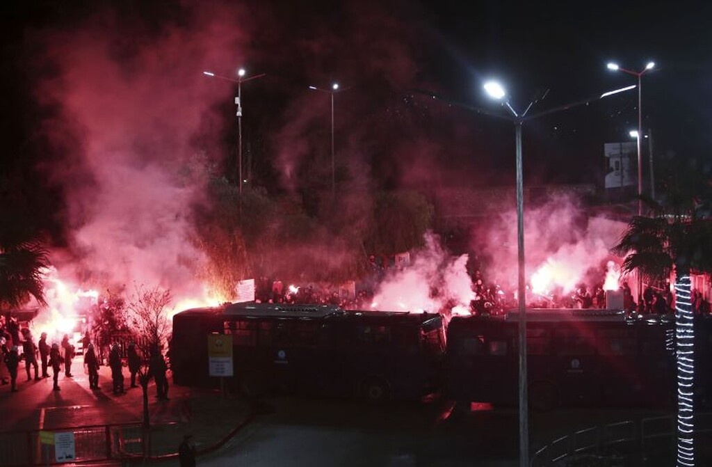 Ολυμπιακός – Παναθηναϊκός: «Πάρτι» στην αρχή, δακρυγόνα και ένταση στη συνέχεια (video+photos)