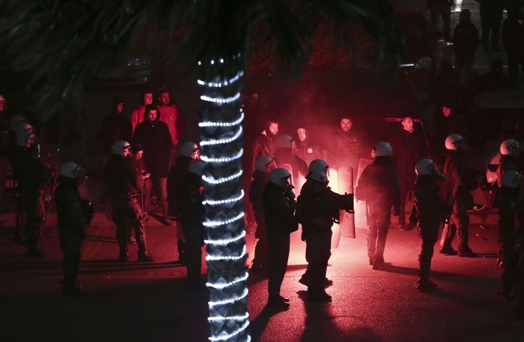 Ολυμπιακός – Παναθηναϊκός: «Πάρτι» στην αρχή, δακρυγόνα και ένταση στη συνέχεια (video+photos)
