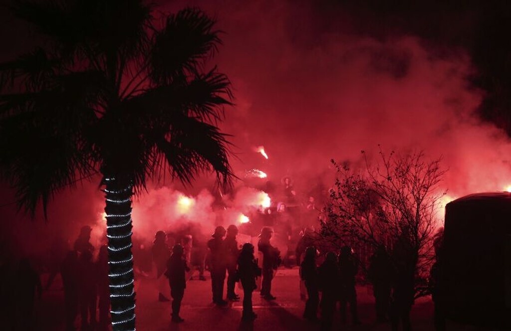 Ολυμπιακός – Παναθηναϊκός: «Πάρτι» στην αρχή, δακρυγόνα και ένταση στη συνέχεια (video+photos)