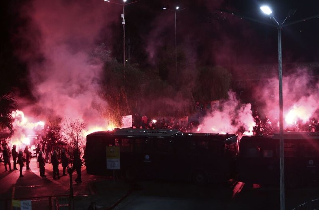 Ολυμπιακός – Παναθηναϊκός: «Πάρτι» στην αρχή, δακρυγόνα και ένταση στη συνέχεια (video+photos)
