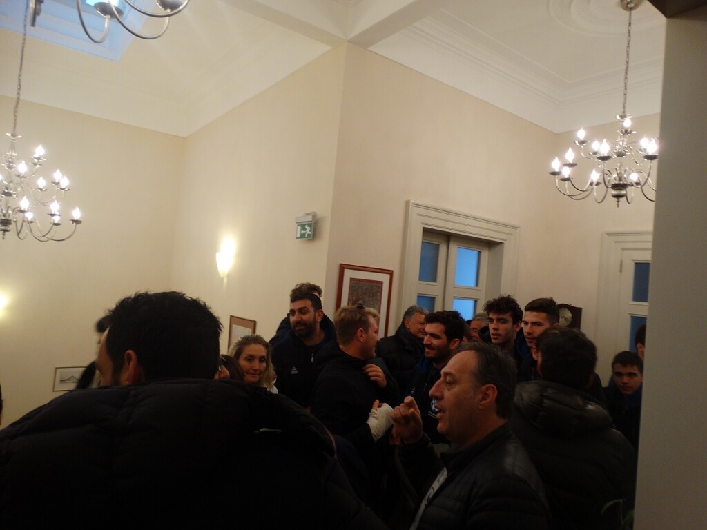 O προπονητής του Απόλλωνα, Γιάννης Κατρουζανάκης, έπιασε τον Τίμιο Σταυρό στην Προκυμαία της Σμύρνης