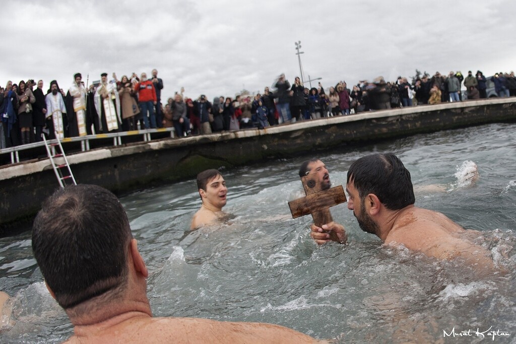 O προπονητής του Απόλλωνα, Γιάννης Κατρουζανάκης, έπιασε τον Τίμιο Σταυρό στην Προκυμαία της Σμύρνης
