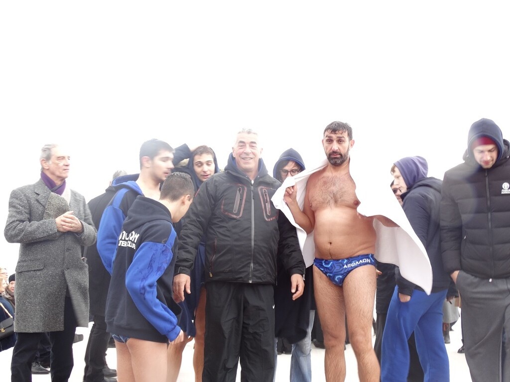 O προπονητής του Απόλλωνα, Γιάννης Κατρουζανάκης, έπιασε τον Τίμιο Σταυρό στην Προκυμαία της Σμύρνης