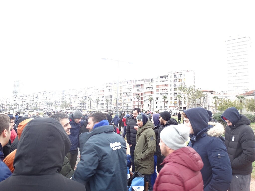 O προπονητής του Απόλλωνα, Γιάννης Κατρουζανάκης, έπιασε τον Τίμιο Σταυρό στην Προκυμαία της Σμύρνης