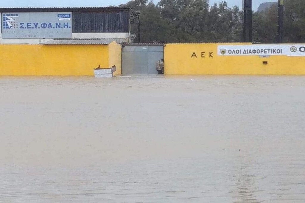Γήπεδο στην Κρήτη έγινε… πισίνα από τις πλημμύρες! (video+photos)