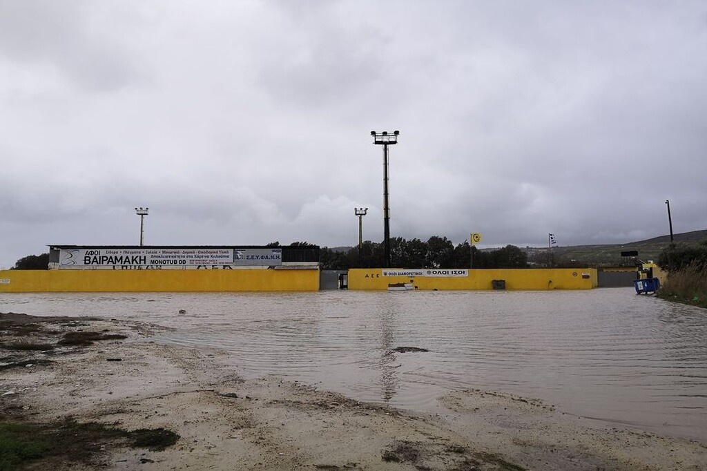 Γήπεδο στην Κρήτη έγινε… πισίνα από τις πλημμύρες! (video+photos)