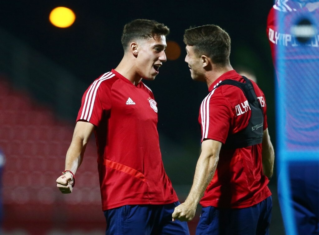 «Το νέο όνομα είναι Κωνσταντίνος Τσιμίκας, αριστερός μπακ του Ολυμπιακού. Μέχρι τώρα το όνομα που είχε αναφερθεί από τον Ολυμπιακό για την ίδια θέση ήταν του Λεονάρντο Κούτρη, όμως τα πράγματα άλλαξαν τις τελευταίες ώρες.