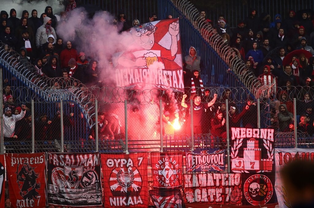 Λαμία-Ολυμπιακός: «Κοκκίνησε» το ΔΑΚ Λαμίας (photos)
