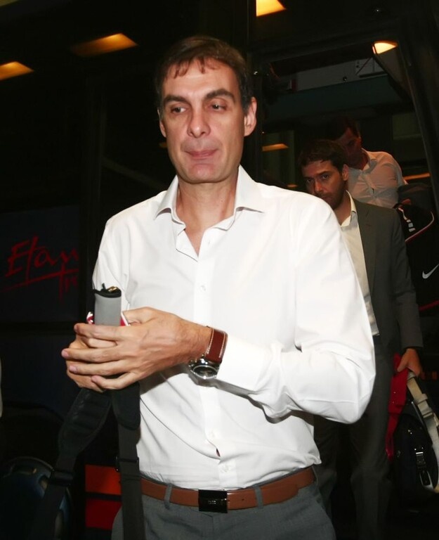 Στις 9 Οκτωβρίου 2014 είχε κάτσει για τελευταία φορά στον πάγκο της ομάδας και στην επιστροφή του βρήκε μόνο δυο παίκτες από εκείνο το ρόστερ να είναι ακόμα στον Ολυμπιακό