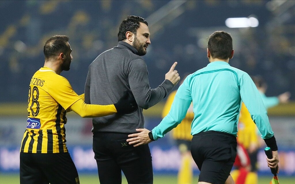 Τέλος πήγε και στον βοηθό Νίκο Σάββα ο οποίος δεν καταλόγισε το οφσάιντ στη φάση του τέρματος της Ξάνθης στο «Κλεάνθης Βικελίδης».