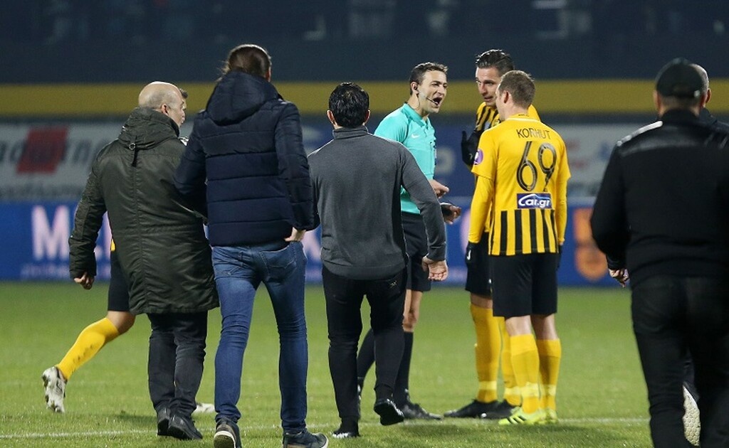 Στην συνέχεια του είπε κάτι σε πολύ έντονο ύφος εκφράζοντας παράλληλα την οργή του...