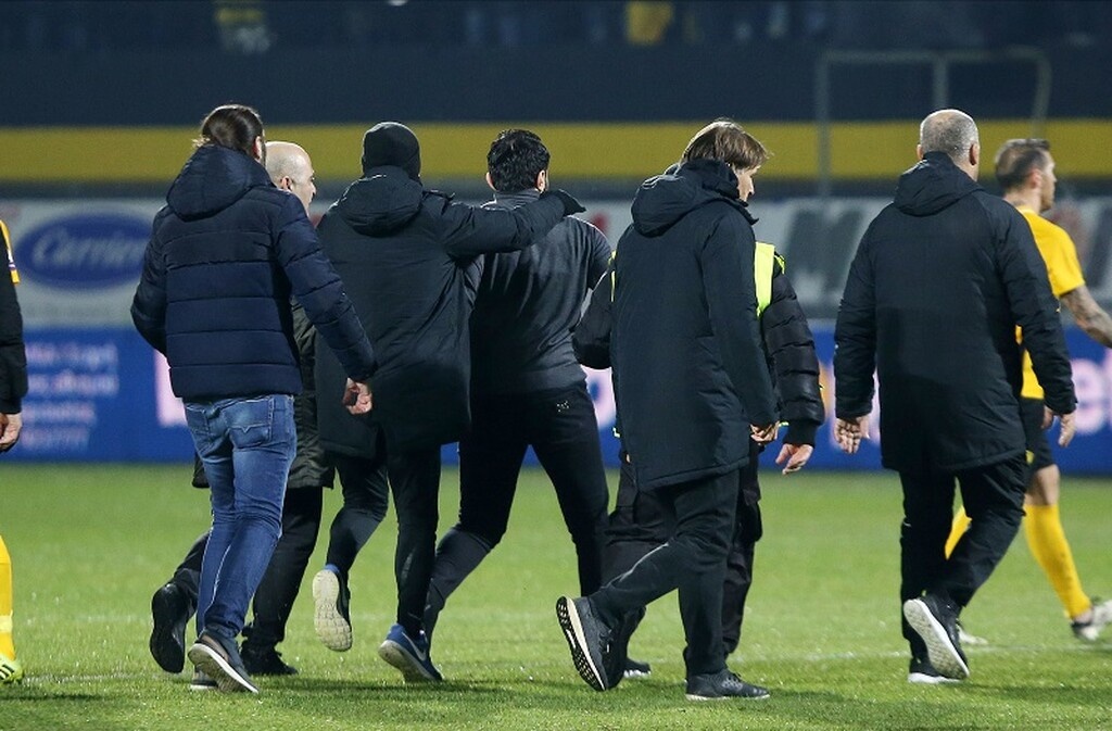 Τρέχοντας τον αγωνιστικό χώρο στάθηκε μπροστά στον διαιτητή Κουτσιάφτη ...