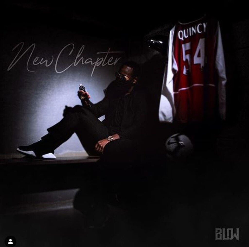 Στο εξώφυλλο, σε σκοτεινό σκηνικό, εικονίζεται ο Κουίνσι και δίπλα του κρεμασμένη η φανέλα της Άρσεναλ με το νούμερο 54 που φορούσε όταν βρισκόταν στην ομάδα των Κανονιέρηδων.