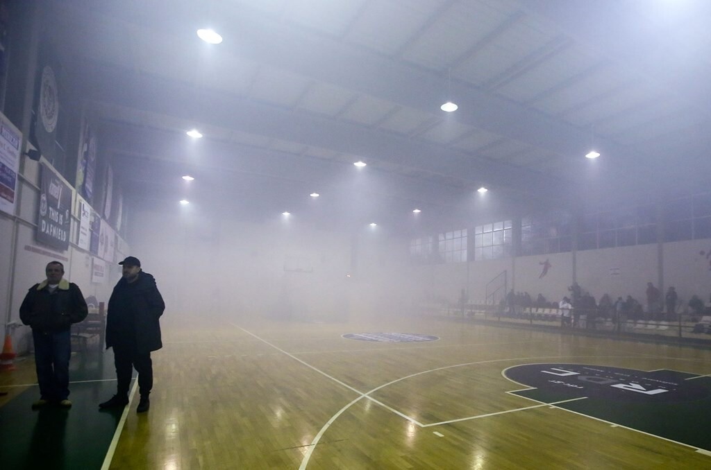 Καπνογόνα, χάος και θλιβερές εικόνες στο Δάφνη Δαφνίου - Ολυμπιακός (photos)