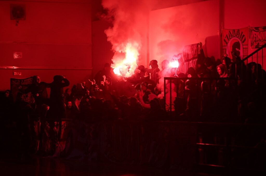 Καπνογόνα, χάος και θλιβερές εικόνες στο Δάφνη Δαφνίου - Ολυμπιακός (photos)