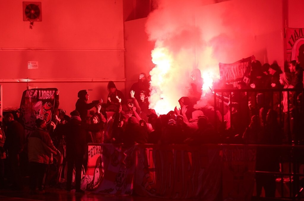 Καπνογόνα, χάος και θλιβερές εικόνες στο Δάφνη Δαφνίου - Ολυμπιακός (photos)