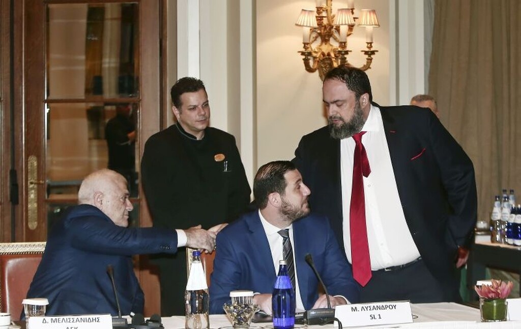 Το πρώτο στιγμιότυπο που κέντρισε το ενδιαφέρον, ήταν η χειραψία των Δημήτρη Μελισσανίδη και Βαγγέλη Μαρινάκη...
