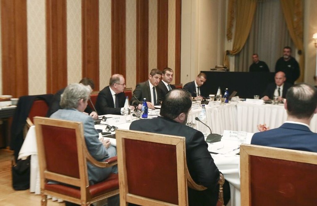 Τέλος, πρέπει να σημειώσουμε πως η συζήτηση διεξάγεται κατά βάση στα αγγλικά, ενώ υπάρχει μετάφραση τόσο στα ελληνικά όσο και στα ρωσικά.