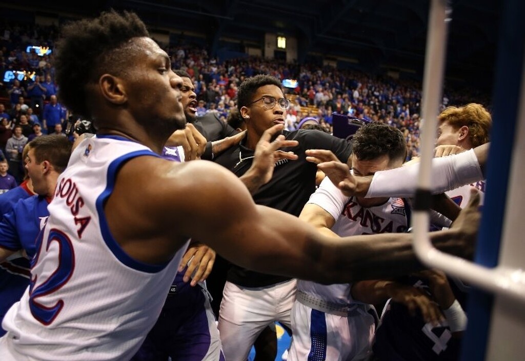 NCAA: Ασύλληπτο ξύλο σε παρκέ και εξέδρες! (photos+videos)