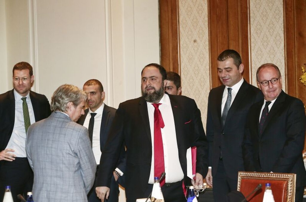 Μάλιστα, ο ιδιοκτήτης του Ολυμπιακού βγήκε για λίγο από την αίθουσα. Όπως λένε οι πληροφορίες μίλησε για λεπτά στο τηλέφωνο και στη συνέχεια επέστρεψε στην αίθουσα με τους υπόλοιπους.