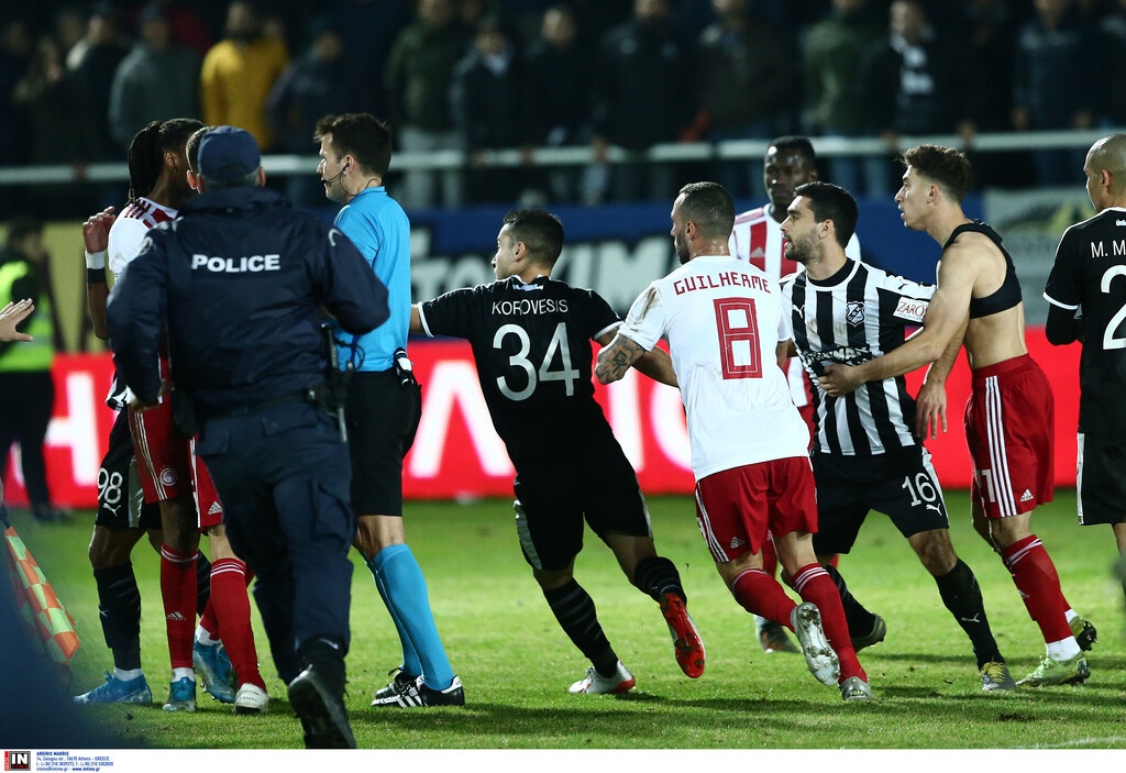 Απάραδεκτη κίνηση και αποβολή για Σεμέδο: Χάνει το ντέρμπι με την ΑΕΚ (photos)
