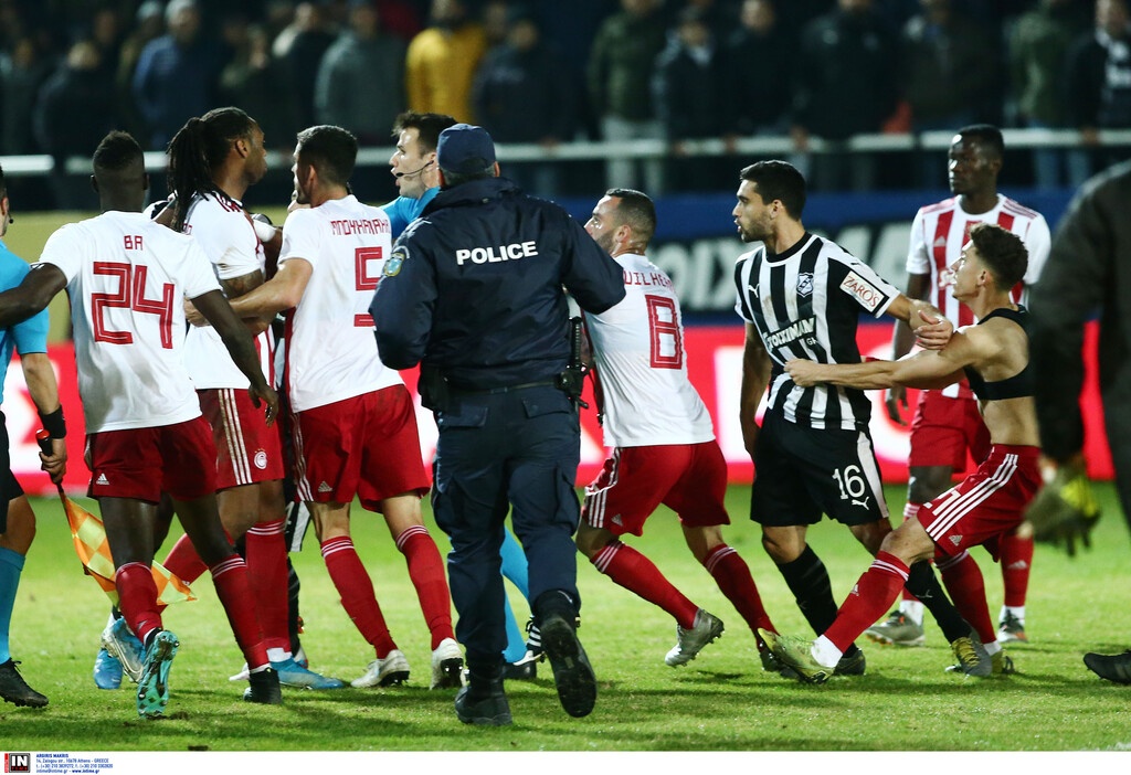 Απάραδεκτη κίνηση και αποβολή για Σεμέδο: Χάνει το ντέρμπι με την ΑΕΚ (photos)