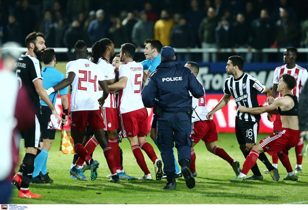 Απάραδεκτη κίνηση και αποβολή για Σεμέδο: Χάνει το ντέρμπι με την ΑΕΚ (photos)